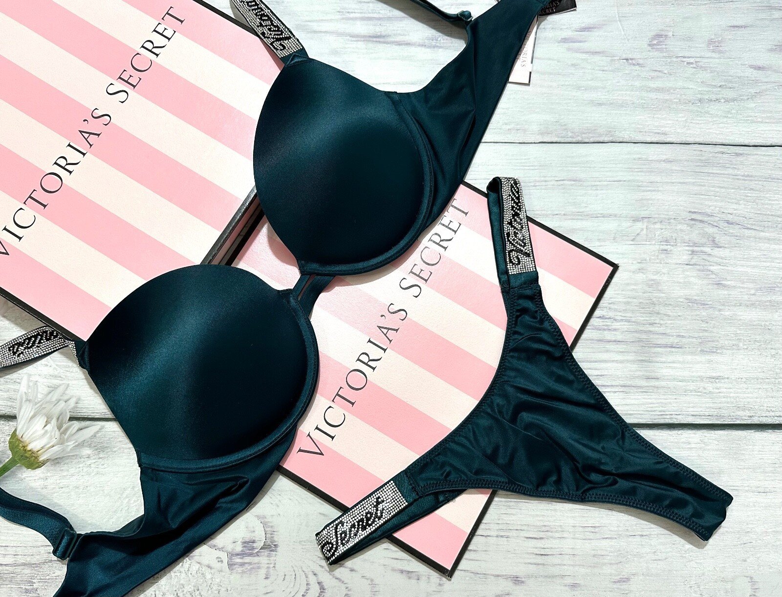 Victoria-secret-underwear-pallets-2.jpg